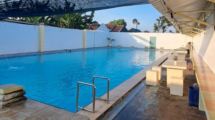 Suasana di Kolam Renang Tirta Wening Sukoharjo.