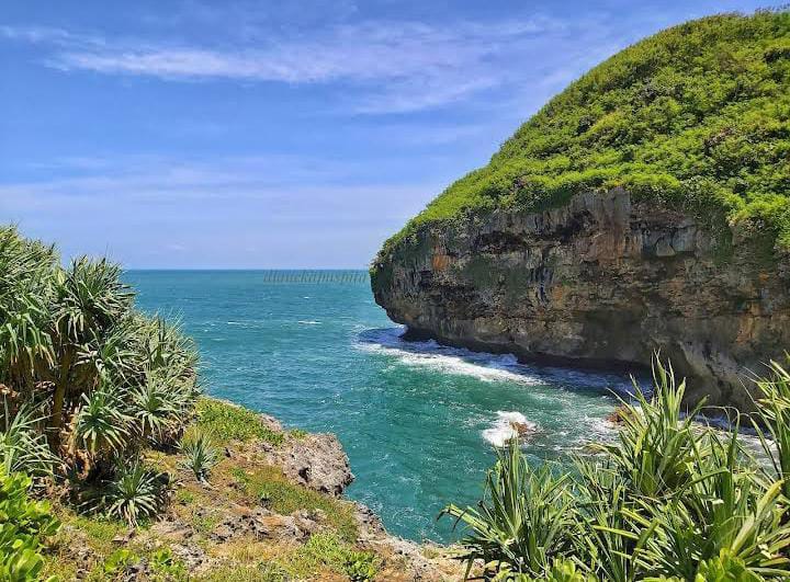 Suasana Pantai Mlenas Wonogiri dengan berbagai keindahannya