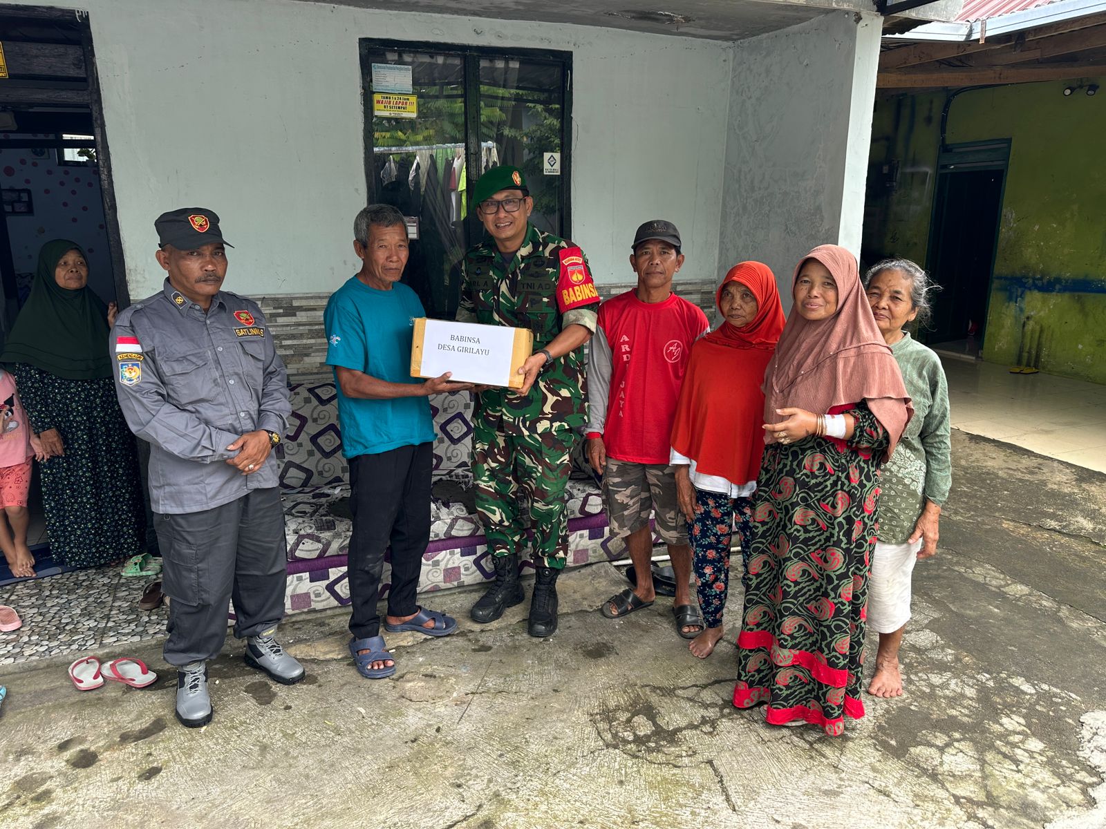 Babinsa Desa Girilayu, Serka Ari Andrianto serahkan bantuan kepada korban kecelakaan lalu lintas di Giribangun, Matesih, Karanganyar. (Dokumentasi Pribadi)