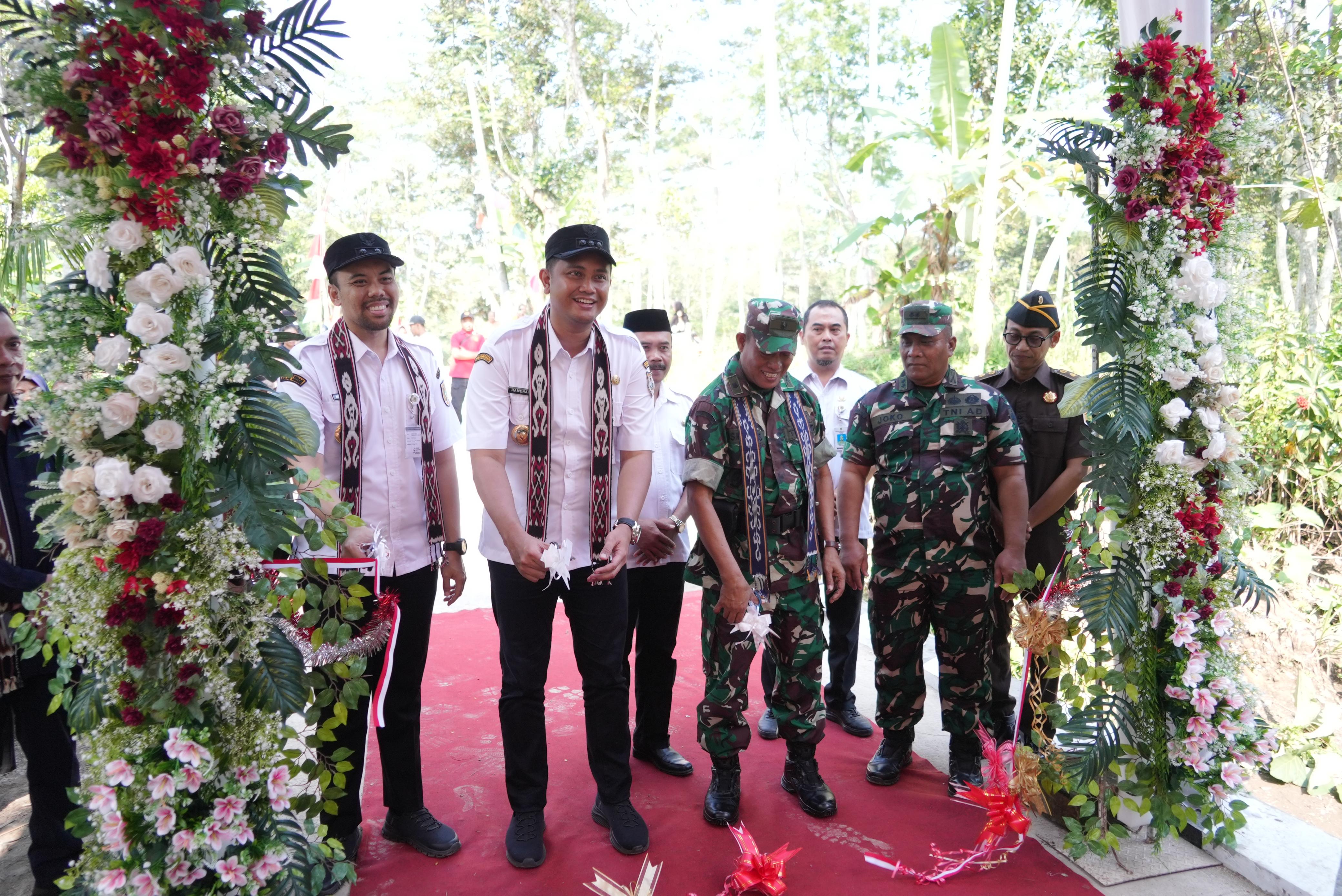 Bupati Klaten Hamenang Wajar Ismoyo resmikan jalan beton hasil TMMD di Desa Mundu, Kecamatan Tulung. (Angga Purenda/Radar Solo)
