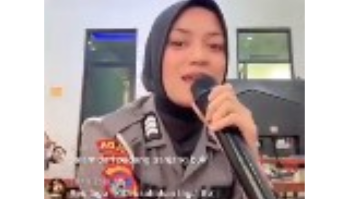 Polwan Polda Sumbar, Brigadir Dhea Friesca Olla Vebri yang nyanyi di live TikTok saat jam kerja.
