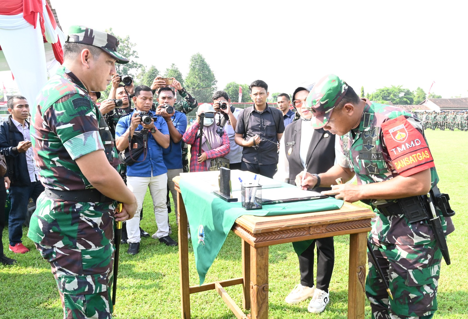 Danrem 074/Warastratama Surakarta Kolonel Inf M. Arry Yudistira tutup TMMD di Desa Krajan, Rabu (4/6).