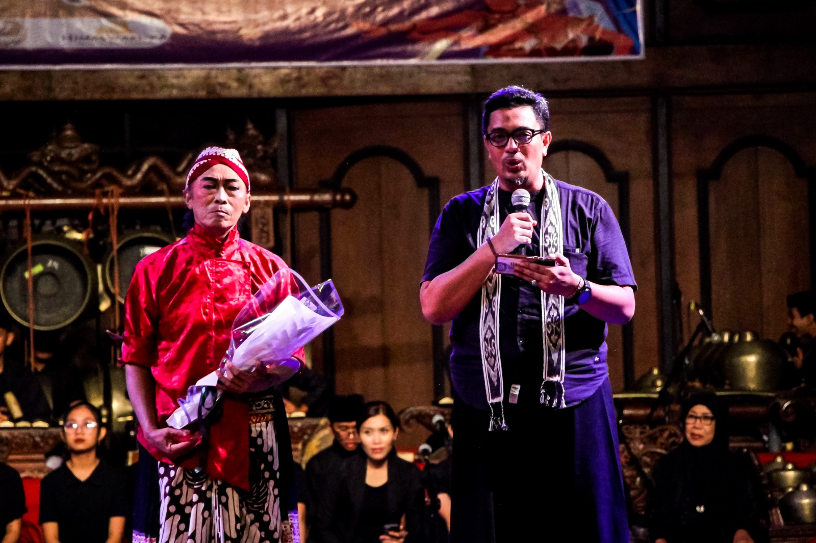 PANUTAN: Dosen senior Didik Bambang Wahyudi (kiri) bersama dengan Wakil Dekan Bidang Kemahasiswaan dan Kerja Sama FSP ISI Surakarta Bondet Wrahatnala.