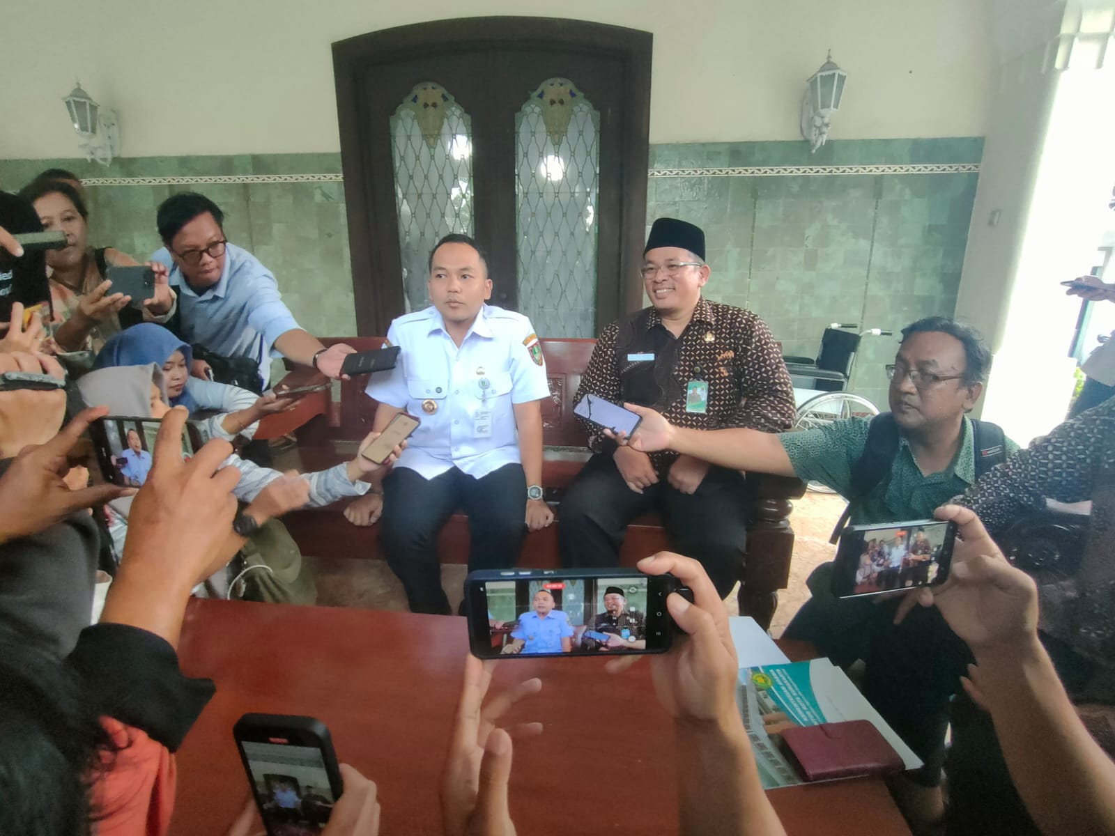 Walikota Solo Respati Ardi (kiri) dan Kepala Kantor Kemenag Solo Ahmad Ulin beri keterangan terkait operasional ayam goreng Widuran yang nonhalal, Rabu (6/4/2025).
