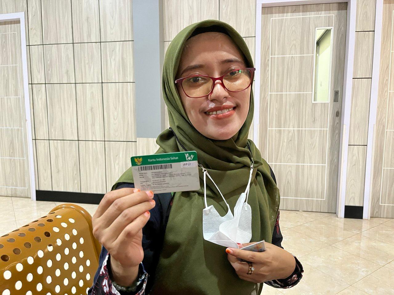 Ratna saat menunjukan Kartu Jaminan Kesehatan Nasional (JKN).&nbsp;