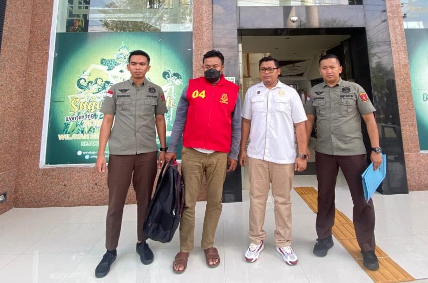 Mantan Kades Godog, Kecamatan Polokarto, Sukoharjo Agus Adi Setiawan kenakan rompi merah saat digelandang ke Rutan Solo, Rabu (4/6/2025).