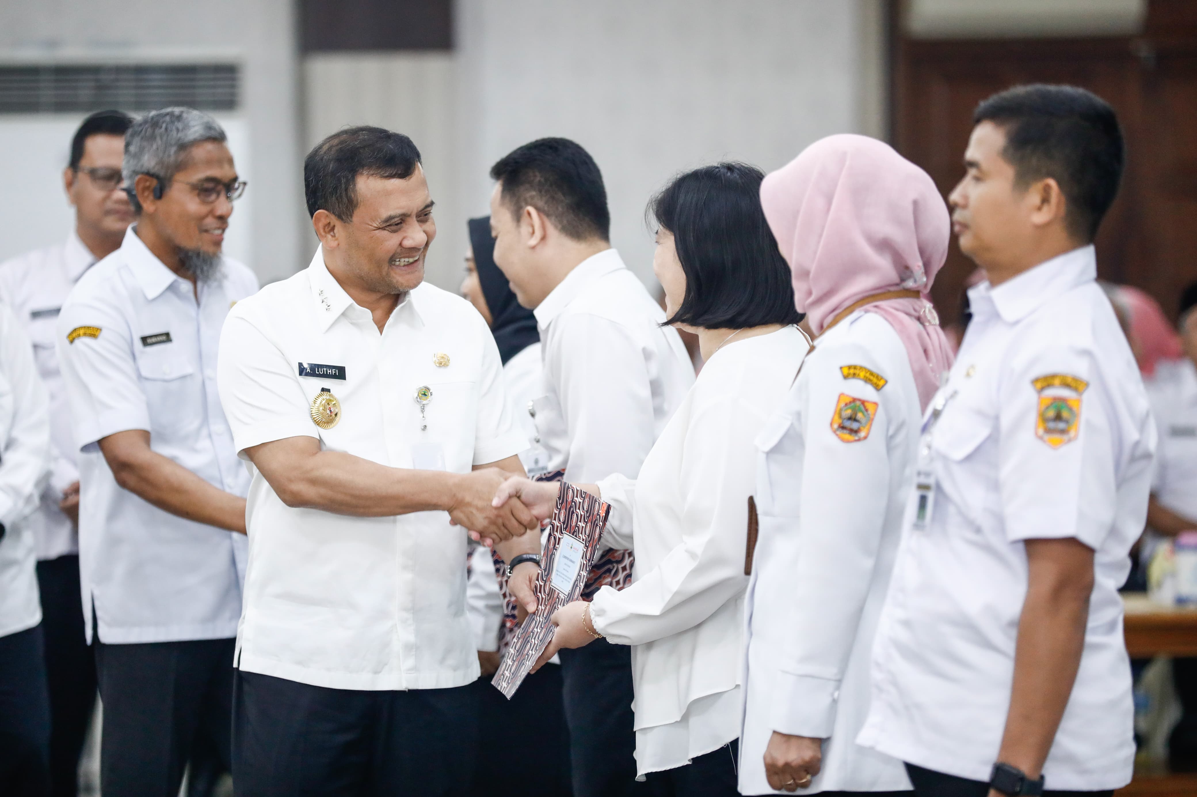 Gubernur Jateng Ahmad Luthfi serahkan SK pengangkatan kepada 3.947 CPNS dan PPPK Tahap I Tahun 2024 di Gradhika Bhakti Praja, Semarang, Rabu (4/6/2025).