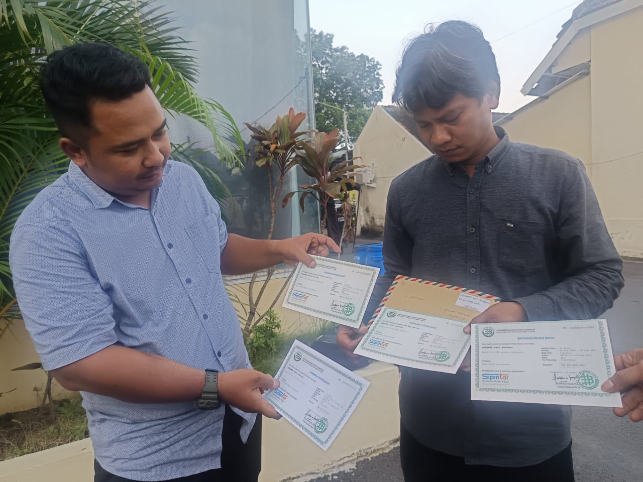 Nasabah Koperasi Bahana Lintas Nusantara tunjukkan dokumen setoran investasi dengan nominal puluhan juta hingga ratusan juta rupiah, Rabu (4/6/2025).