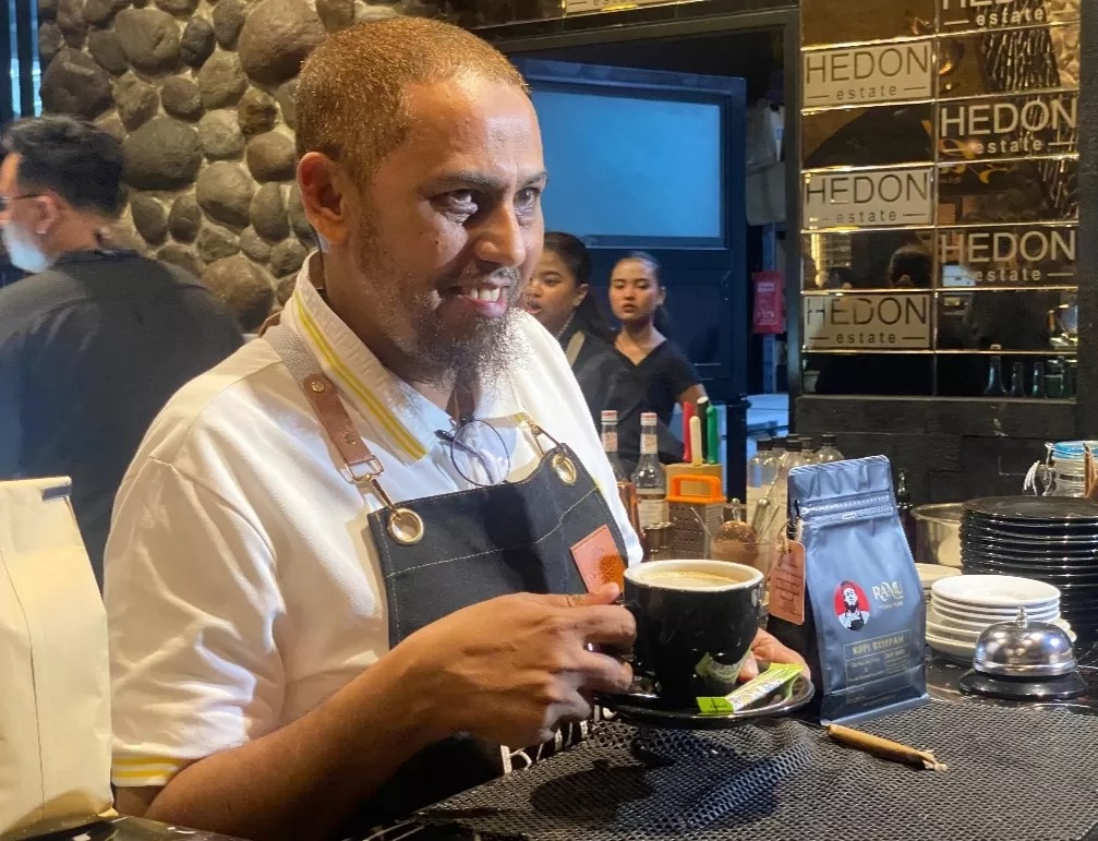 Umar Patek, eks napi terorisme pamerkan kopi ramuannya.