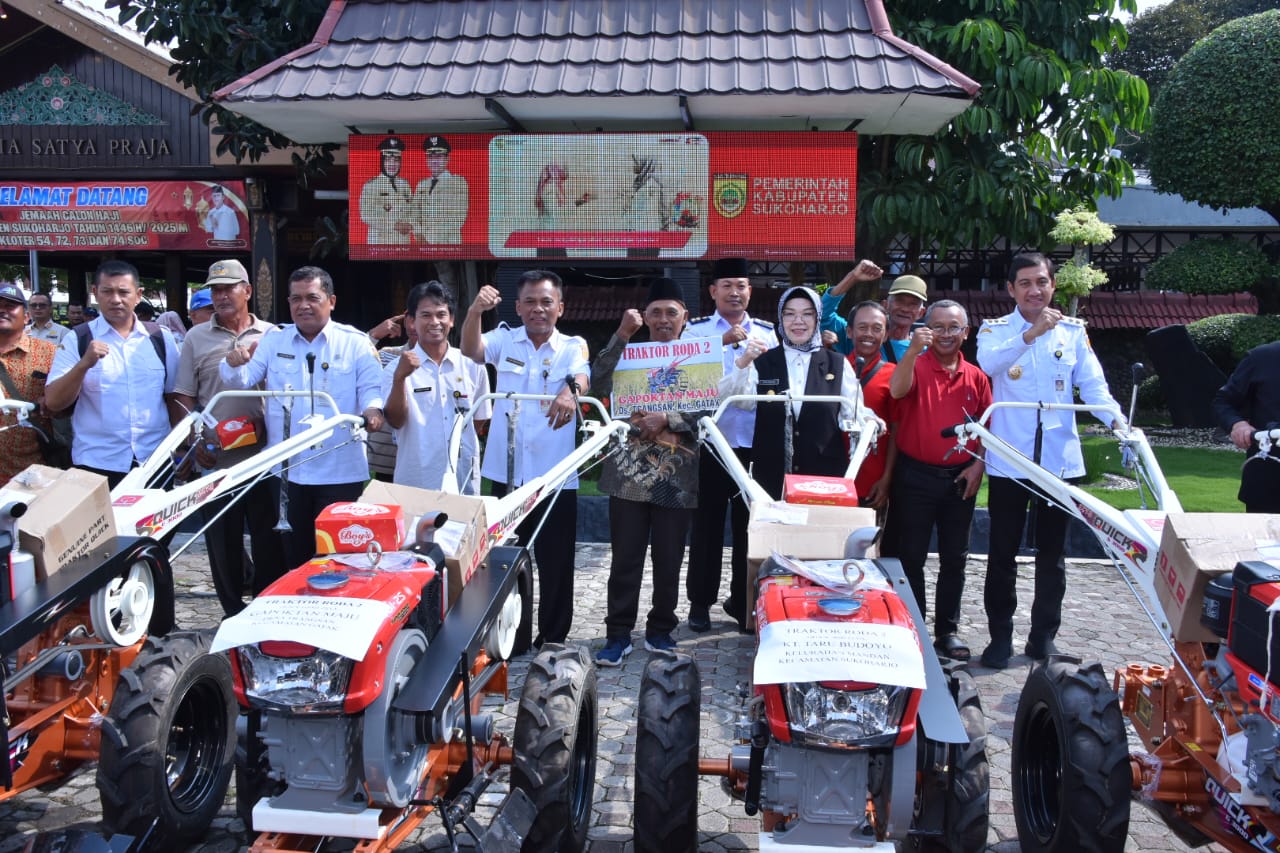 Bupati Sukoharjo Etik Suryani serahkan bantuan alat dan mesin pertanian (alsintan), Rabu (4/6).