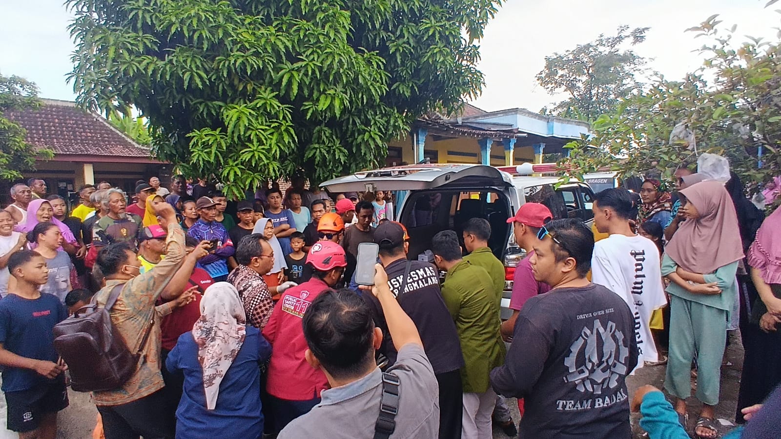 Evakuasi bocah tercebur sumur di Desa Saradan, Kecamatan Karangmalang, Sragen. (Ahmad Khairudin/Radar Solo)