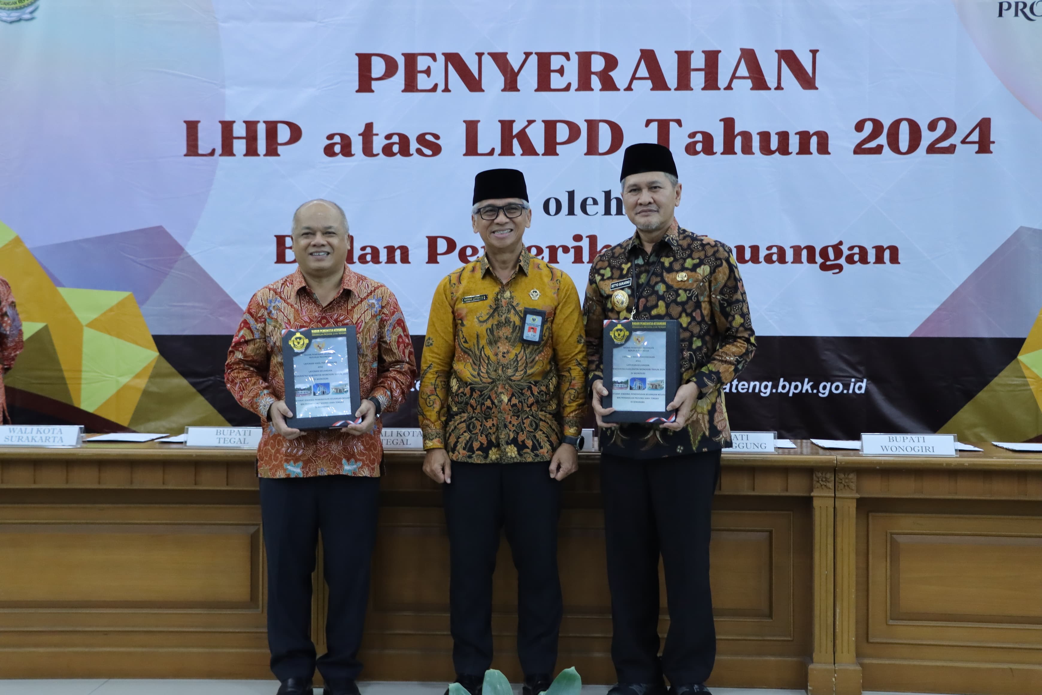 Bupati Setyo Sukarno bersama Ketua DPRD Wonogiri Sriyono terima Laporan Hasil Pemeriksaan atas Laporan Keuangan Pemkab Wonogiri dari Kepala Kantor BPK RI Perwakilan Jateng Ahmad Luthfi H. Rahmatullah.