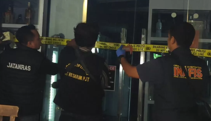 Mansion KTV and Bar milik Bambang Raya Saputra yang digerebek kepolisian dipasang police line.