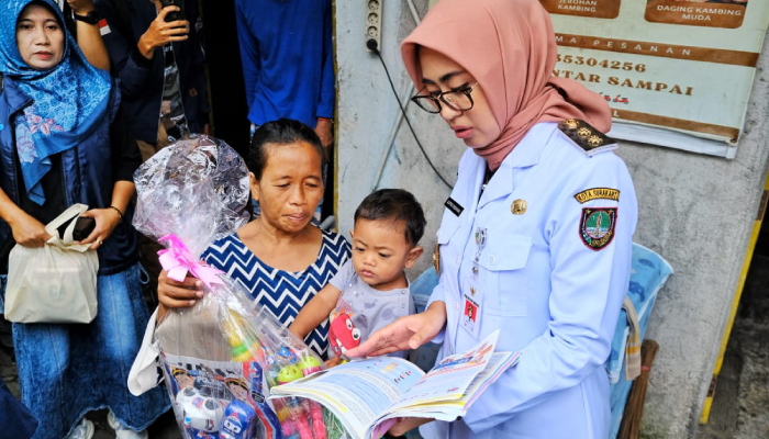 Wakil Wali Kota Solo Astrid Widayani mengecek kondisi anak di Solo, dalam program Posyandu Plus.
