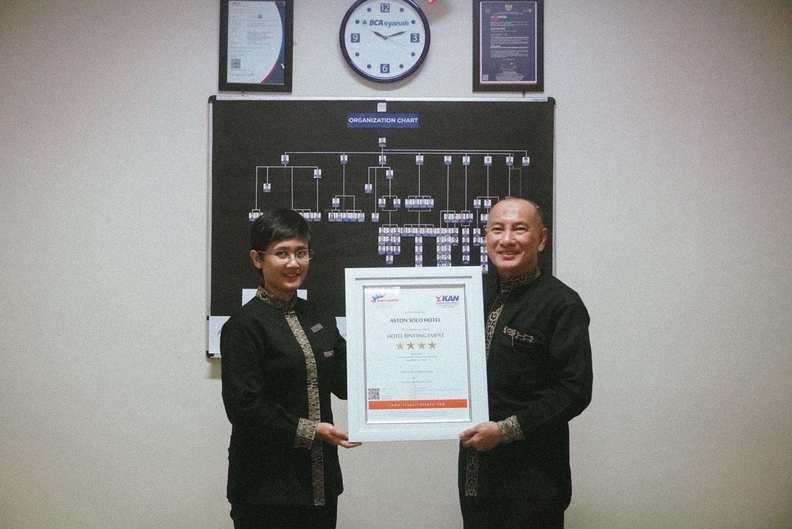 Aston Solo terima sertifikasi sebagai hotel bintang 4 dari Lembaga Sertifikasi Usaha Pariwisata.