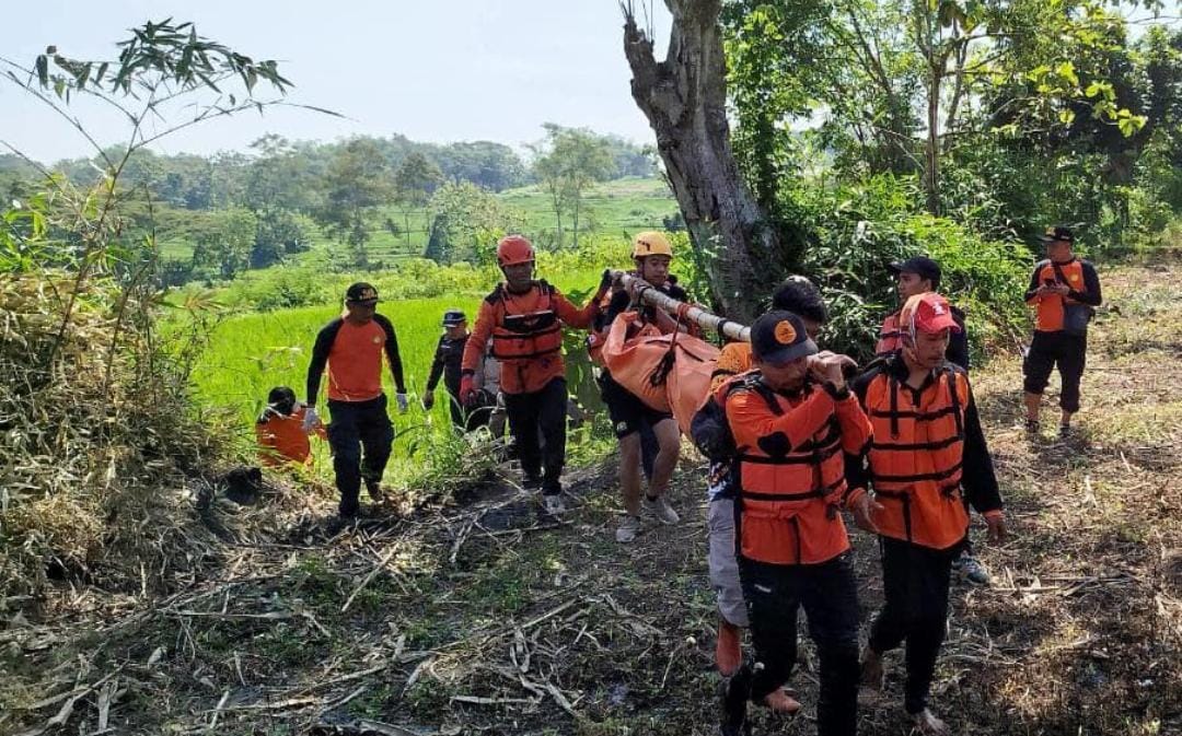 Tim SAR evakuasi jasad pemancing warga Kalijirak, Tasikmadu, Karanganyar yakni Agus Nurdianto, 39 yang meninggal karena tenggelam, Jumat (6/6/2025). (Rudi Hartono/Radar Solo)