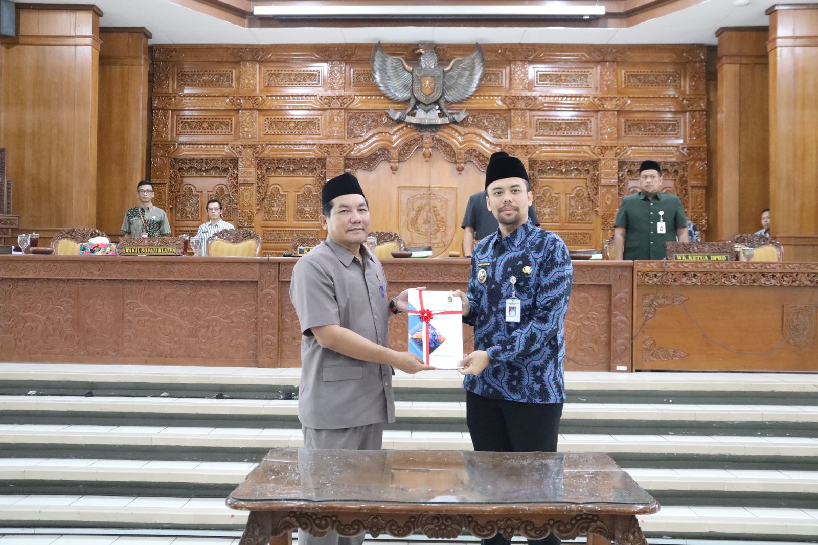 Wakil Bupati Klaten Benny Indra Ardhianto saat menyerahkan KUPA-PPAS erubahan APBD Tahun 2025 kepada Wakil Ketua DPRD Klaten Bahtiar Joko Widagdo di Gedung Paripurna DPRD Klaten.