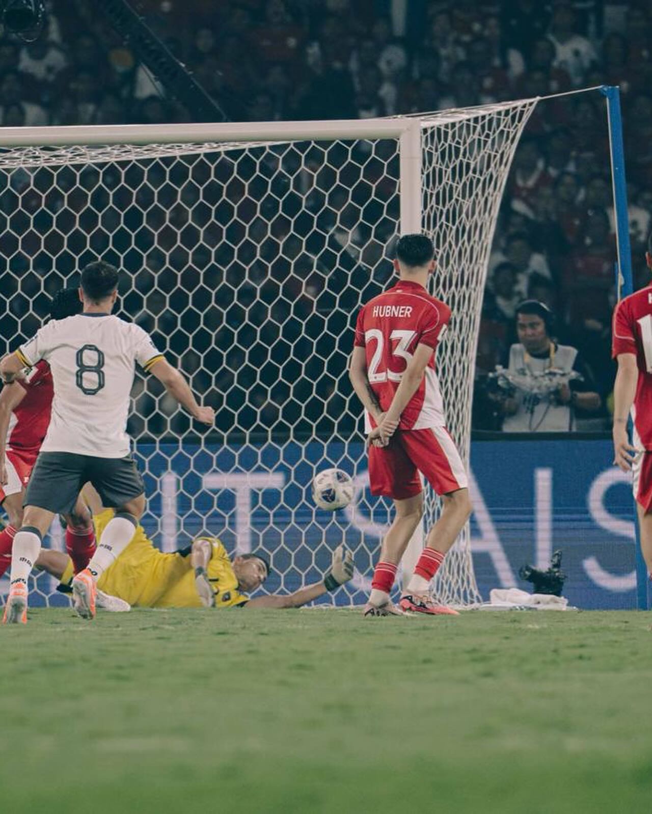 Emil Audero Mulyadi dengan sigap terbang dan mampu menepis sepakan keras dari luar kotak penalti itu.