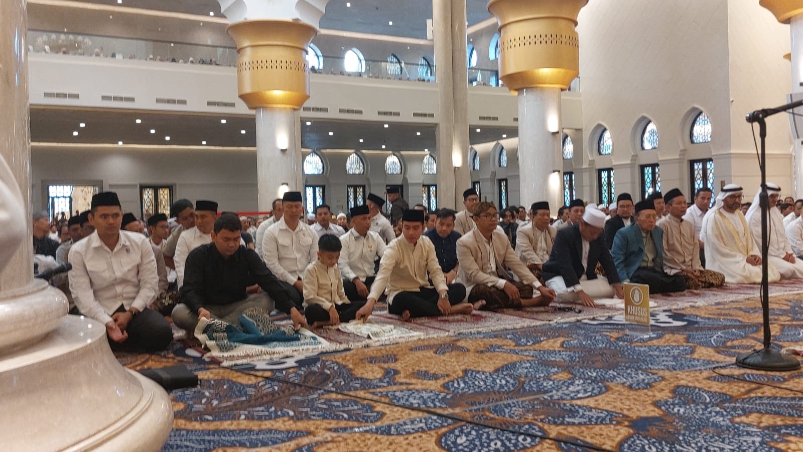 Wapres Gibran Rakabuming Raka dan Jan Ethes, putranya Sholat Idul Adha di Masjid Sheikh Zayed, Solo, Jumat (6/6/2025).