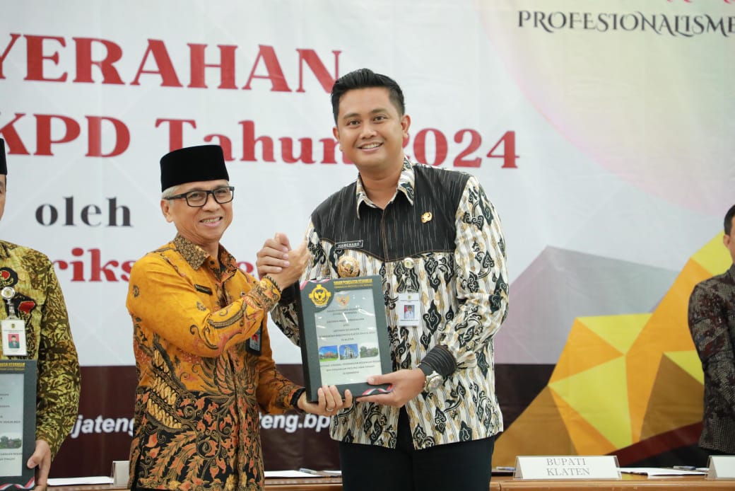 Bupati Klaten Hamenang Wajar Ismoyo terima Laporan Hasil Pemeriksaan (LHP) atas Laporan Keuangan Pemerintah Daerah (LKDP) Klaten 2024 dari Perwakilan BPK RI Provinsi Jawa Tengah.