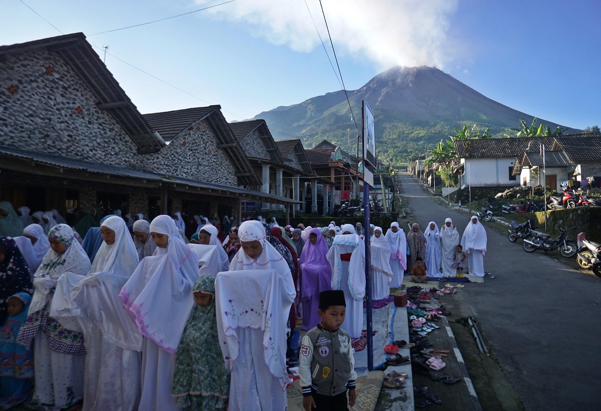 Warga Stabelan, Desa Tlogolele, Kecamatan Selo, Boyolali menunaikan Sholat Idul Adha dengan latar belakang Gunung Merbabu, Jumat (6/6/2025).