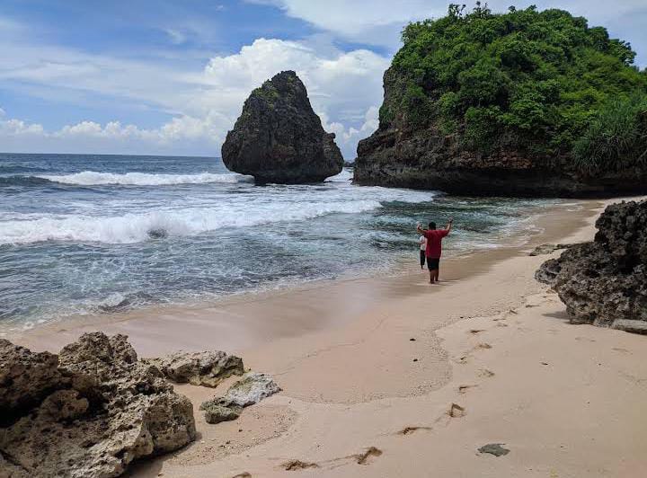 Pantai Jujugan Wetan di Wonogiri jadi salah satu lokasi wisata rekomendasi.