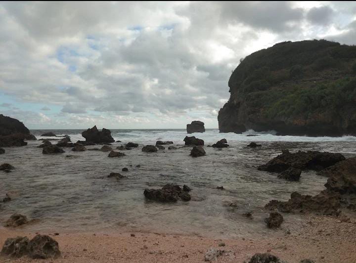 Pantai Gunung Butak jadi salah satu destinasi wisata di Wonogiri.