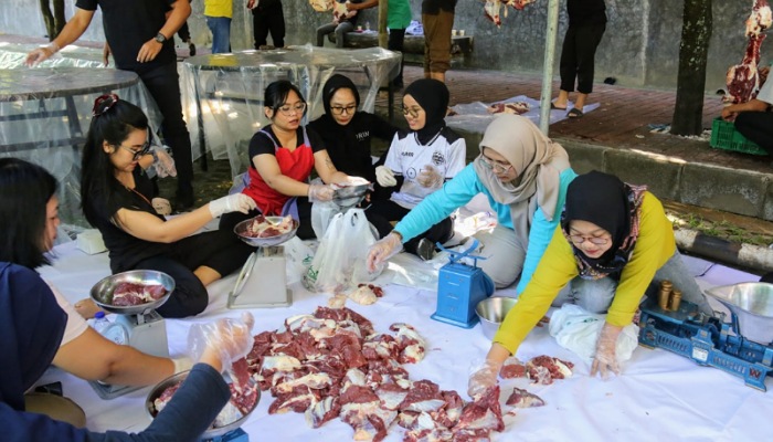 Karyawan Lorin Group Solo menimbang daging kurban untuk didistribusikan ke masyarakat.