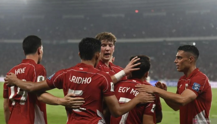 Pemain Timnas Ole Lennard Romenij bersama Egy Maulana Fikri, Joey Pelupessy, Thom Jan Haye, dan Rizky Ridho Ramadhani lakukan selebrasi usai cetak gol ke gawang Timnas China.