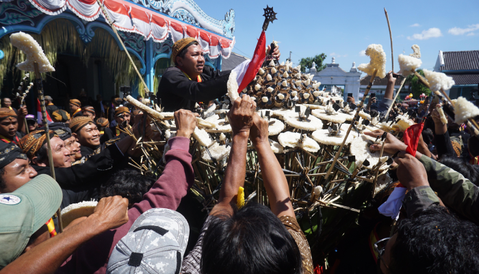 Warga berebut Gunungan Walestri dalam tradisi Gerebeg Besar yang digelar Keraton Surakarta Hadiningrat (Keraton Solo), Sabtu (7/6/2025).