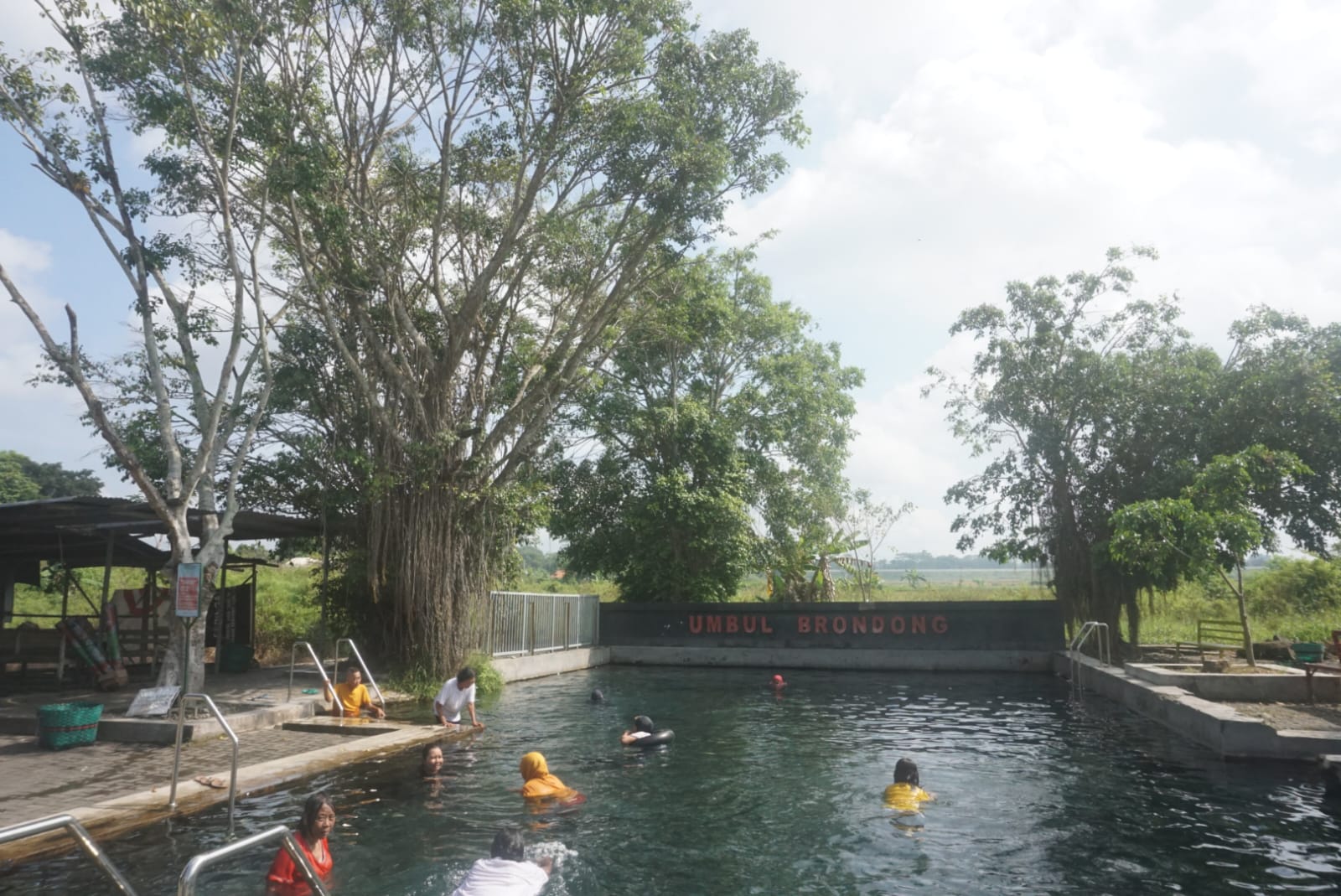 Sejumlah pengunjung yang sedang berenang di Umbul Brondong, Desa Ngrundul, Kecamatan Kebonarum, Klaten. (Angga Purenda/Radar Solo)