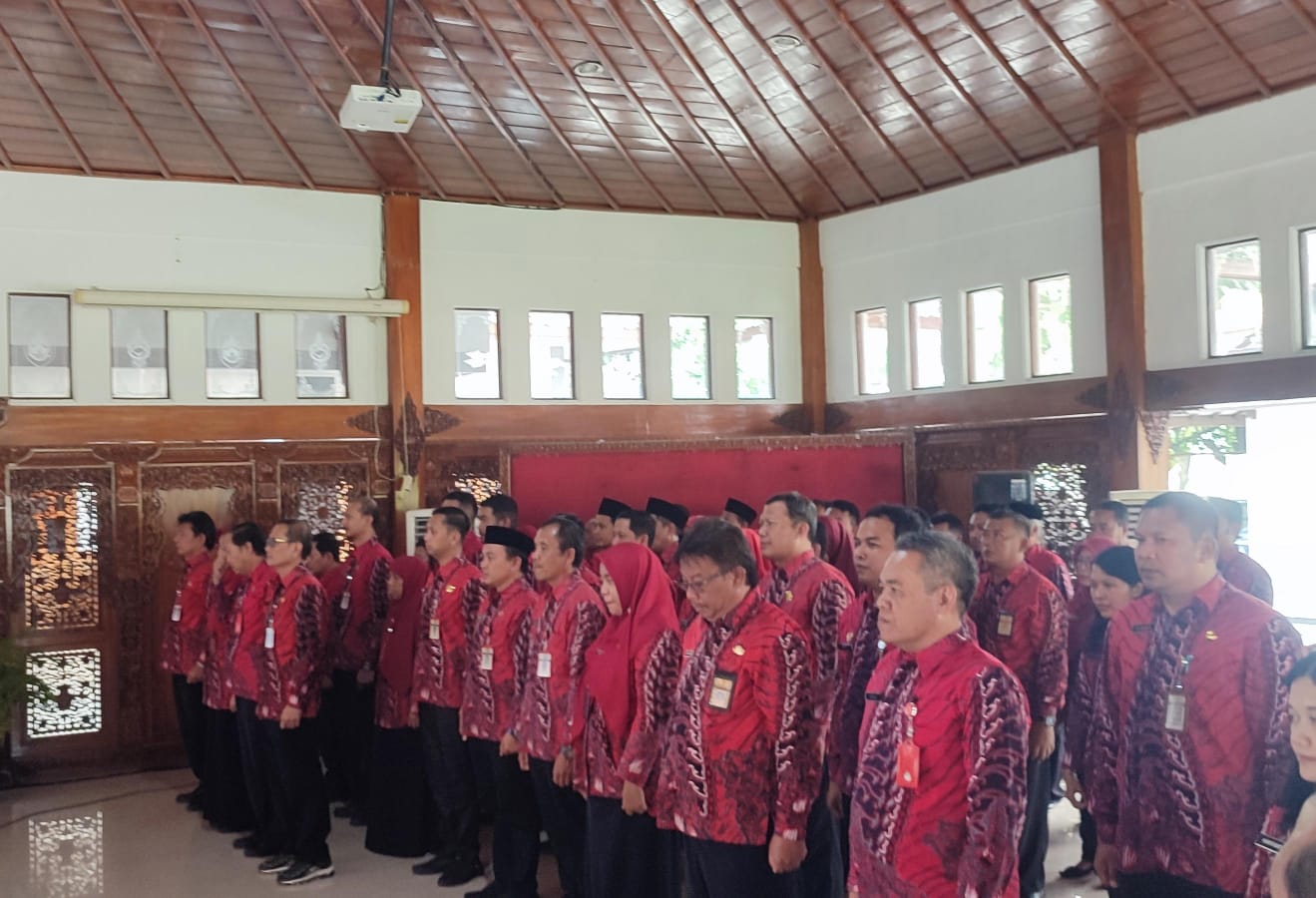 ASN Pemkab Sragen ikuti apel. (Ahmad Khairudin/Radar Solo)