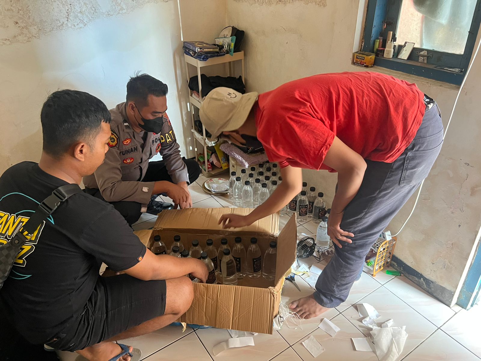 Barang bukti arak bali yang disita polisi di dalam indekos kawasan Klaten Utara.