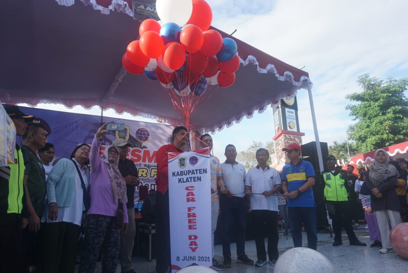 Bupati-Wabup Klaten Hamenang-Benny bersama unsur forkopimda saat membuka Car Free Day (CFD) perdana di Jalan Pemuda, Klaten Tengah yang ditandai dengan pelepasan balon, Minggu (8/6/2025).&nbsp;