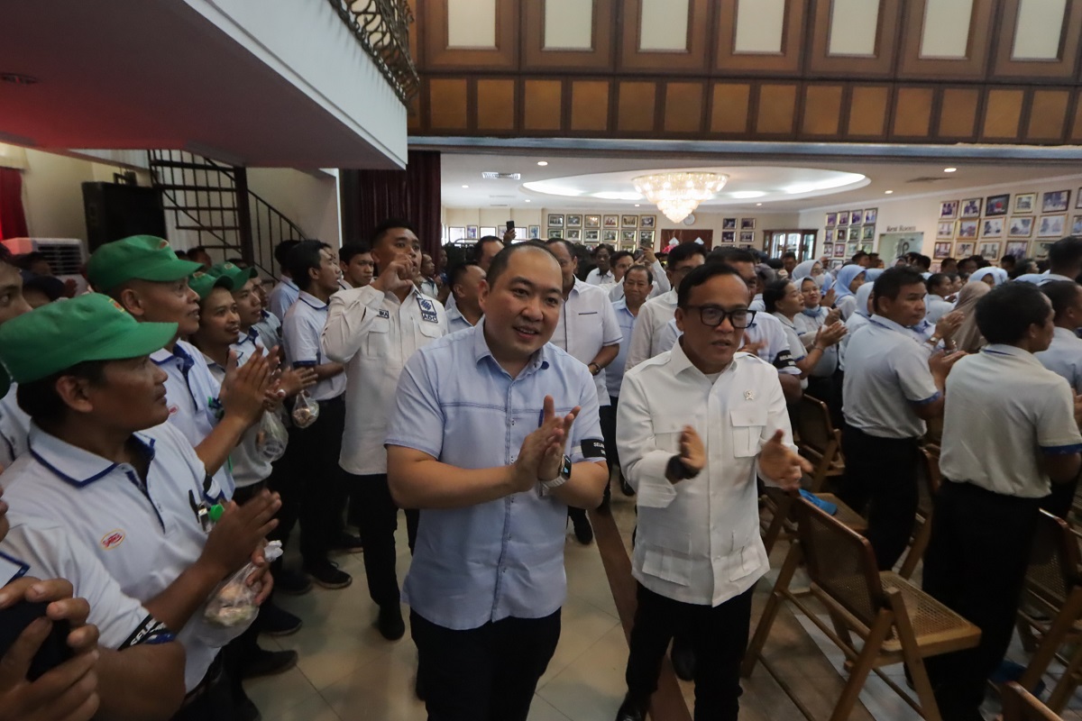 Dirut Sritex Iwan Kurniawan Lukminto dan Wamenaker Immanuel Ebenezer beri semangat para buruh sebelum Sritex dinyatakan pailit.