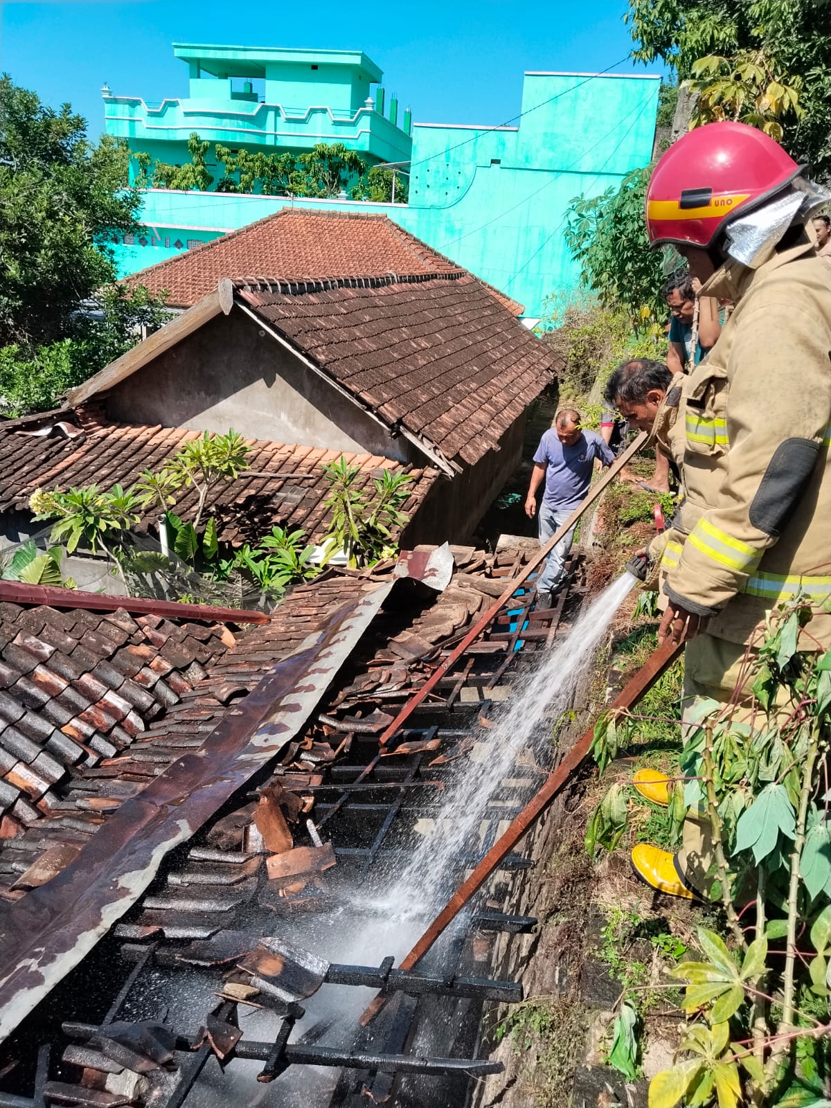 Damkar Wonogiri padamkan api yang membakar dapur warga Lingkungan Gerdu RT 02 RW 05 Kelurahan Giripurwo Kecamatan Wonogiri Kota.