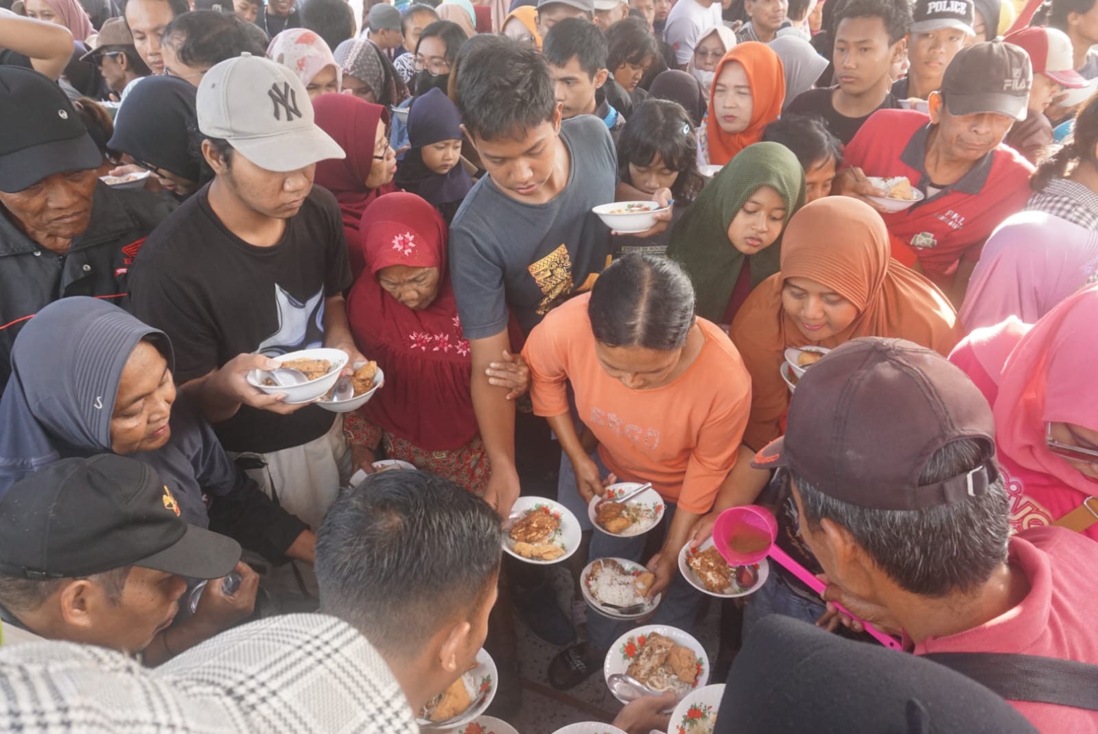 Pengunjung CFD Jalan Pemuda Klaten dijamu menu soto gratis.
