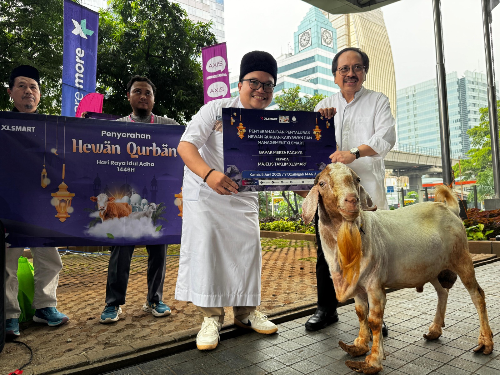 Penyerahan hewan kurban oleh Direktur & Chief Regulatory Officer XLSMART, Merza Fachys.