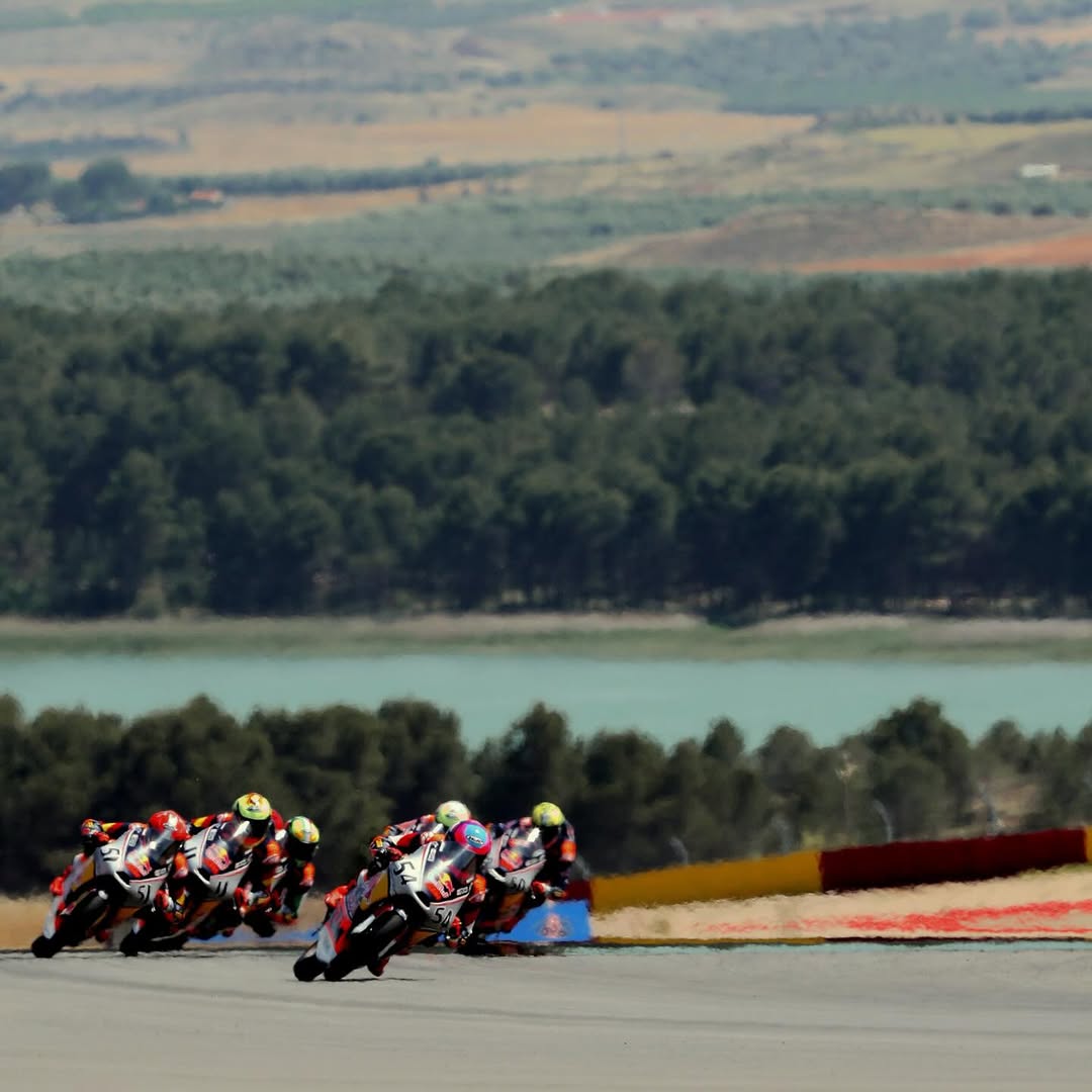 Pembalap AHRT Veda Ega Pratama di Race 1 Red Bull Rookies Cup Aragon 2025.