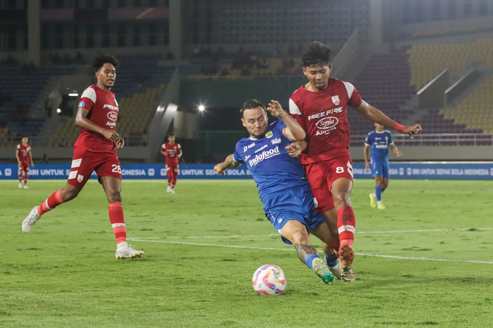 SPARTAN: Pemain kunci Persib Bandung Marc Klok saat tertemu Persis Solo di Liga 1 musim lalu.
