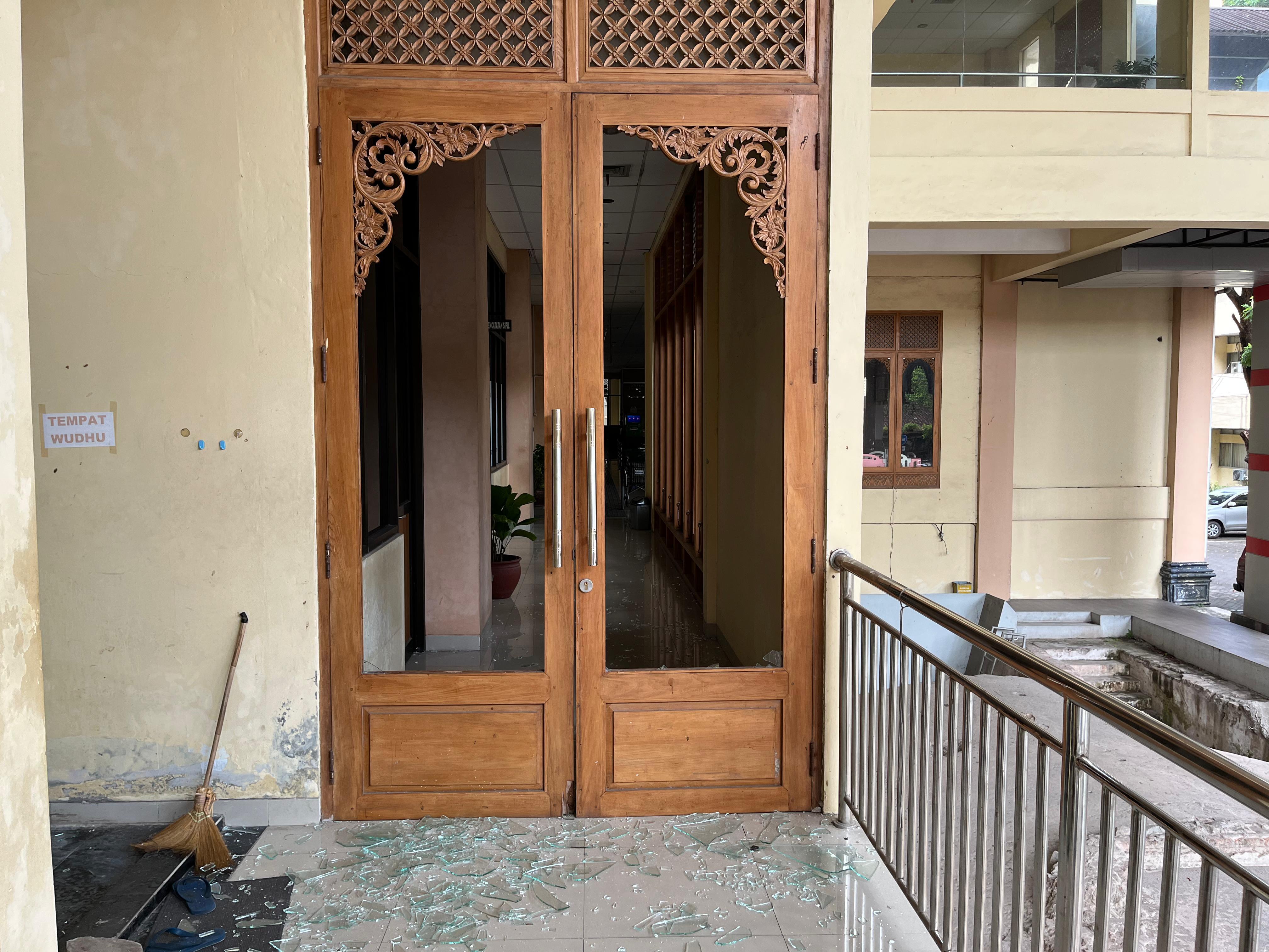 Kaca pintu di kompleks Balai Kota Solo yang turut dipecah oleh pelaku.
