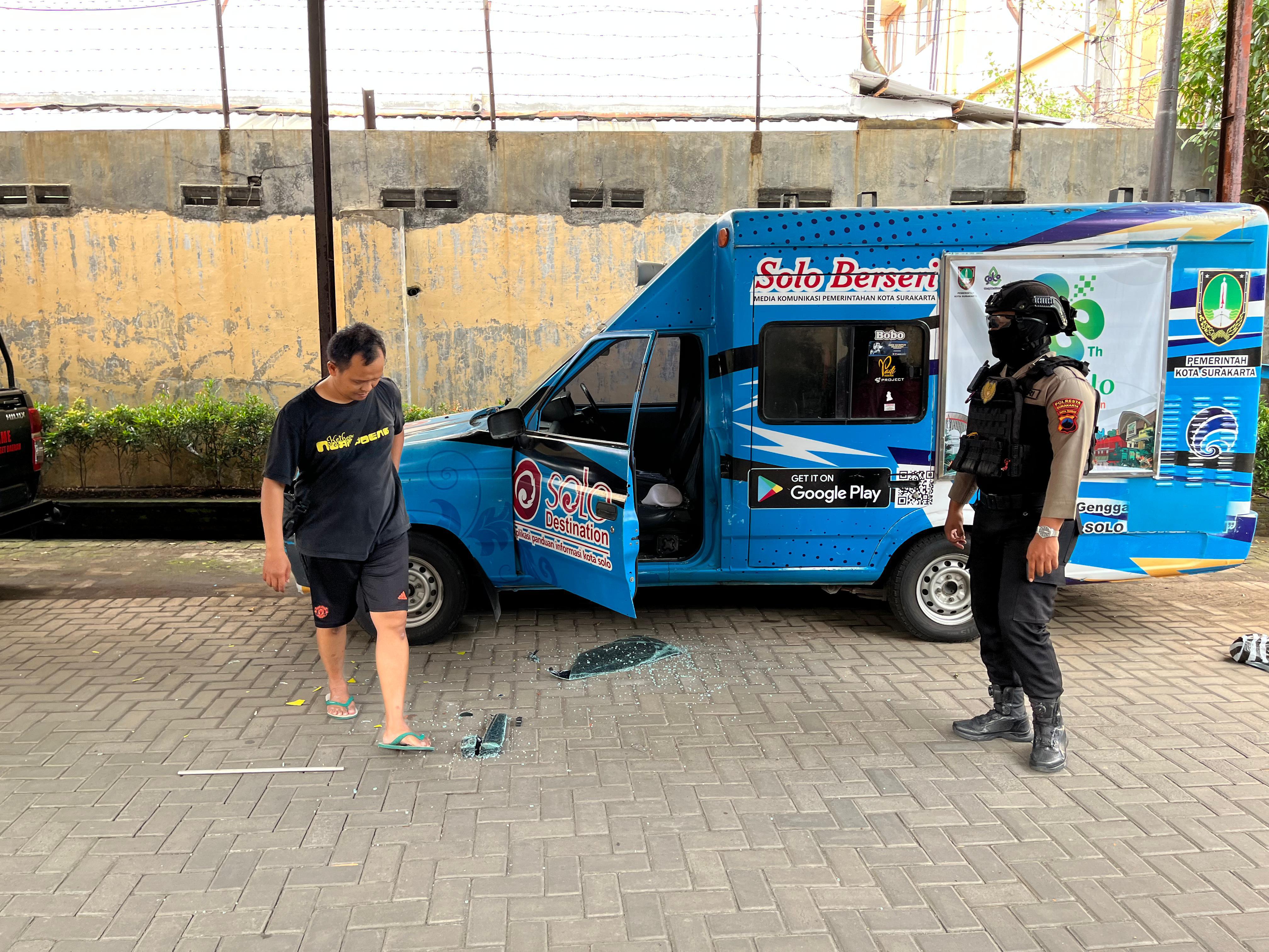 Mobil operasinal milik Pemkot Solo yang bagian kaca jendelanya pecah setelah dirusak J, Senin (9/6/2025).
