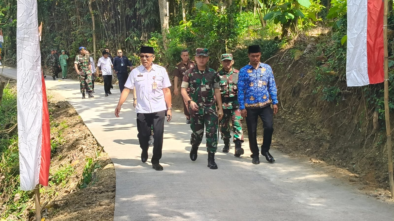 Peresmian jalan beton hasil pembangunan TMMD Kodim 0725/Sragen. Anggaran untuk infrastruktur jalan bakal meyusut seiring efisiensi dari pemerintah pusat. (Ahmad Khairudin/Radar Solo)