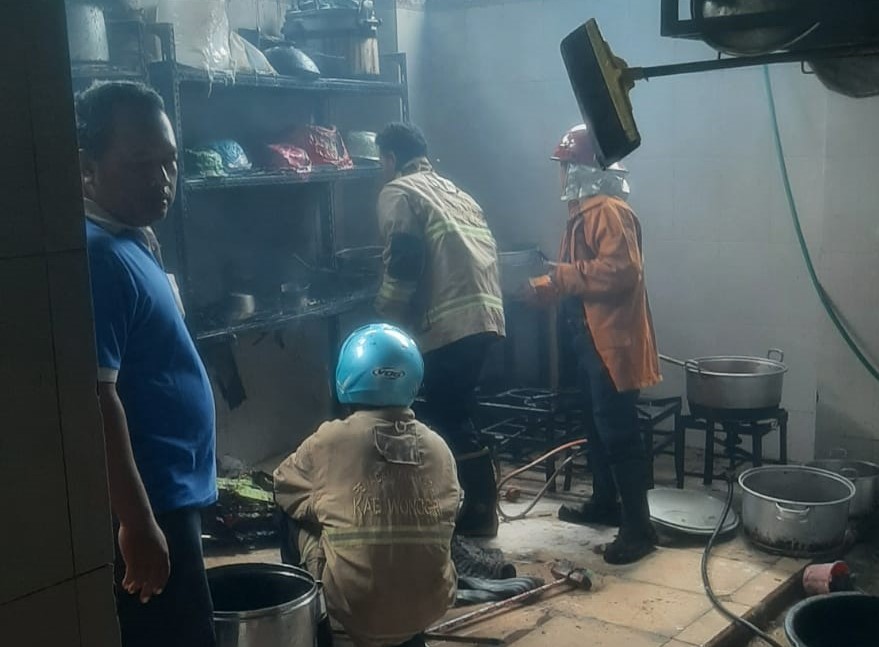 Rak peralawan memasang mili warung makan di Lingkungan Donoharjo RT 04 RW 01, Kelurahan Wuryorejo, Kecamatan Wonogiri Kota, hangus, Senin (9/6/2025).