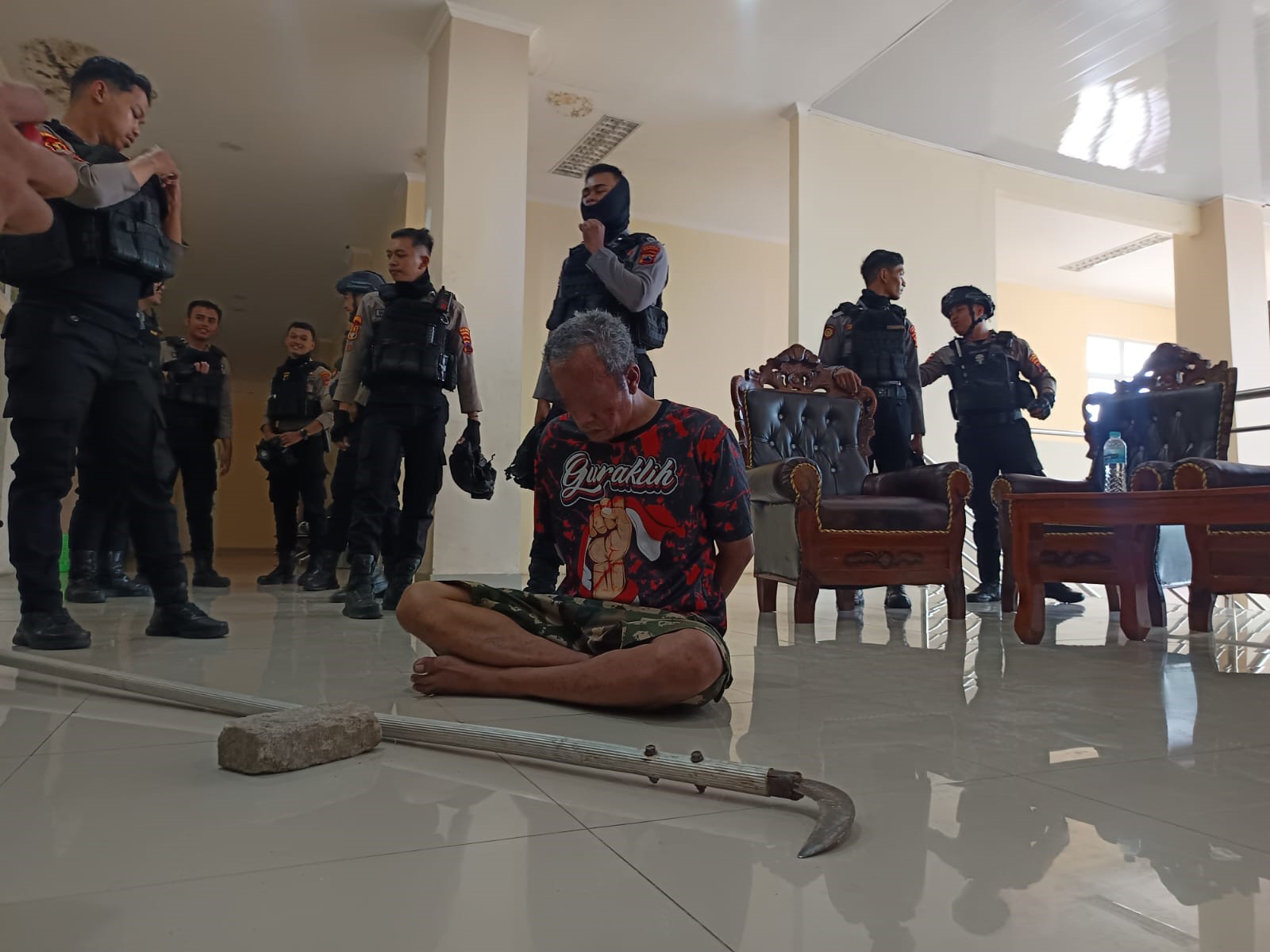 J, warga Joyotakan, Serengan Solo diamankan polisi dengan barang bukti galah yang dilekati sabit. J merusak sejumlah fasilitas di balai kota Solo, Senin (9/6/2025).