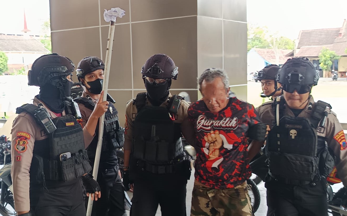 Tim Sparta Polresta Solo mengamankan J, 62, warga Kelurahan Joyotakan, Serengan, Solo yang mengamuk di Balai Kota Solo, Senin (9/6/2025).