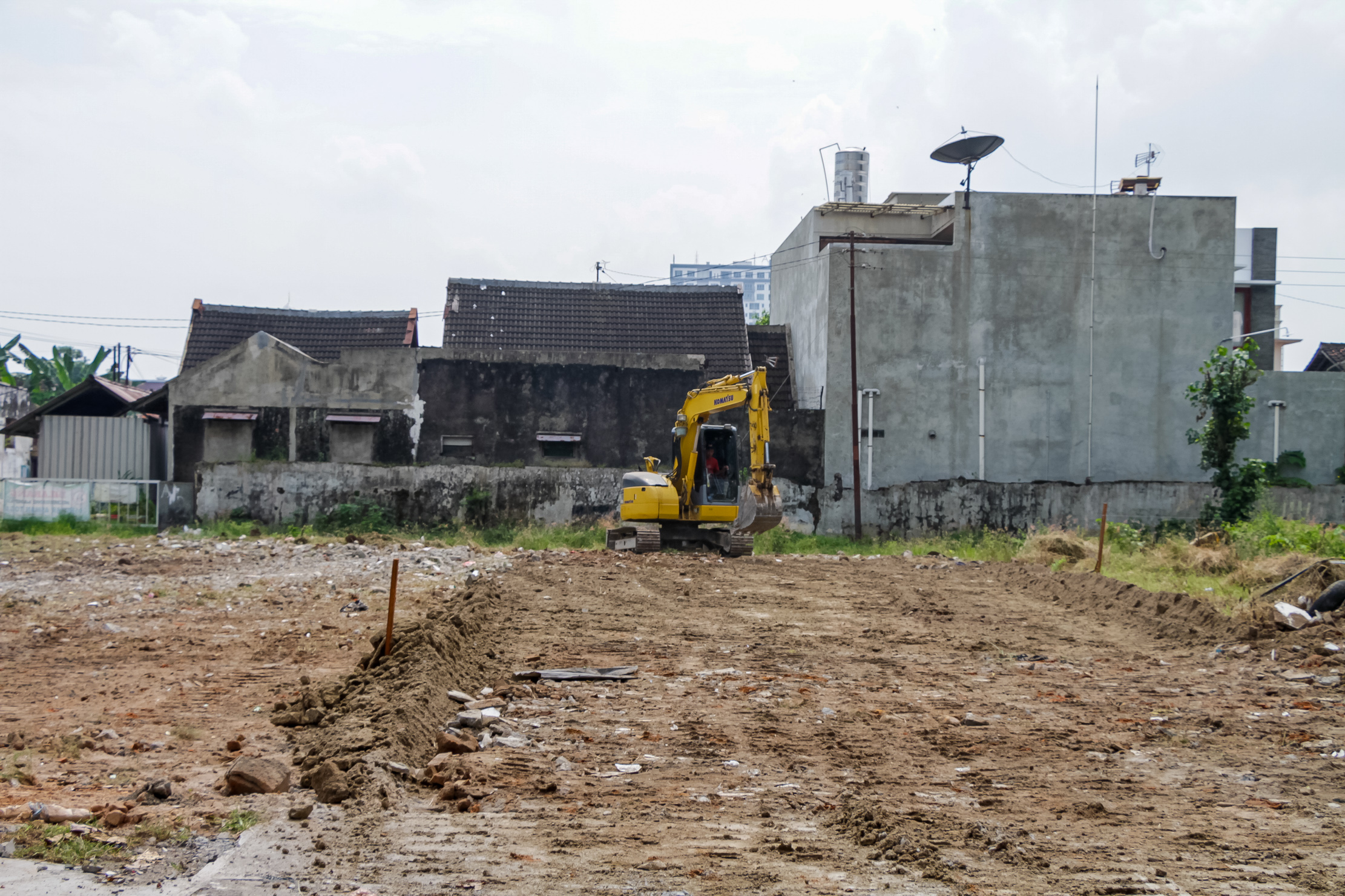DIKEBUT: Alat berat melakukan pemerataan di bekas lahan Pasar Kabangan.