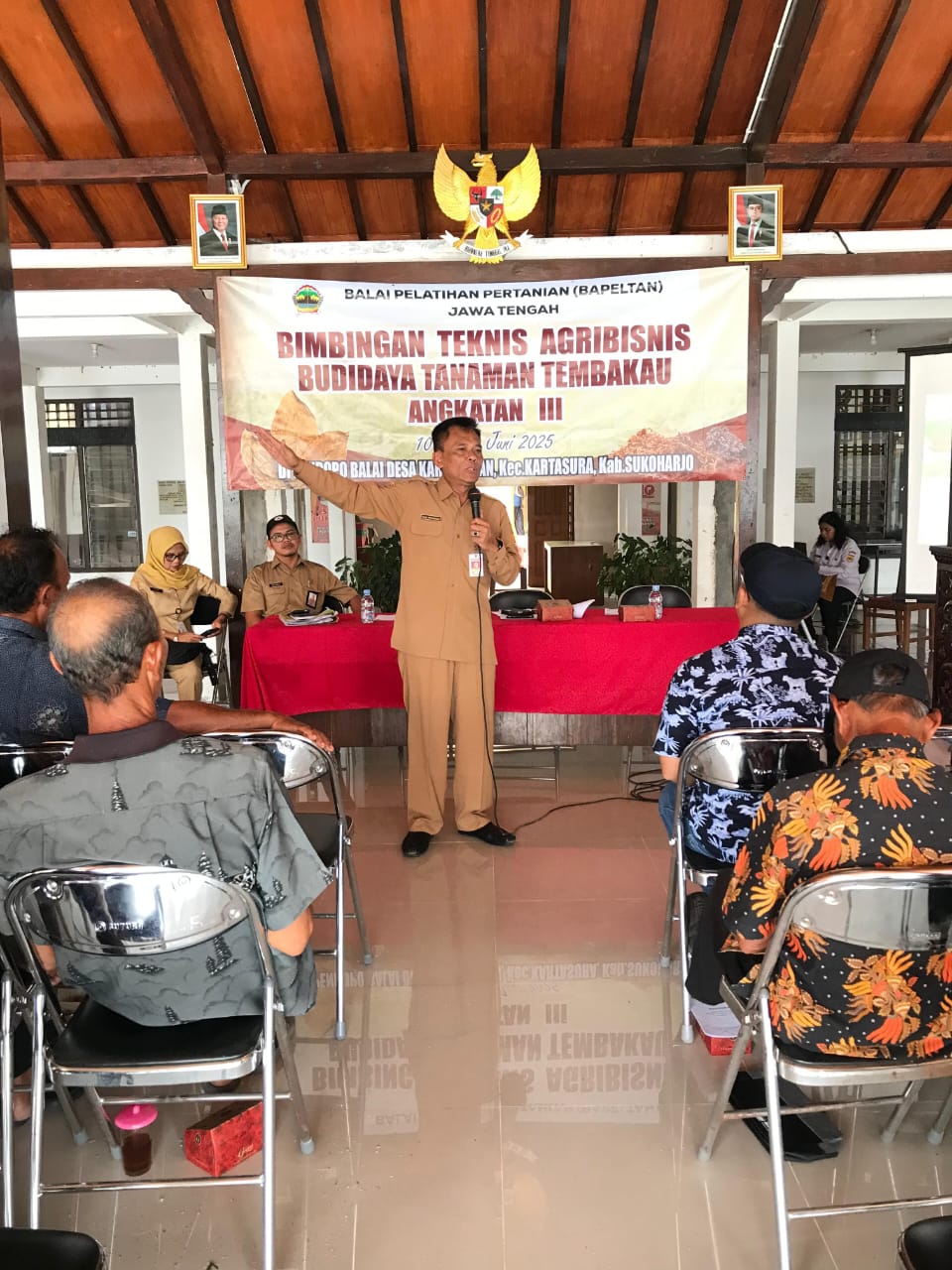 Ilustrasi Kepala Dinas Pertanian dan Perikanan Sukoharjo Bagas Windaryatno saat bimtek kepada petani.