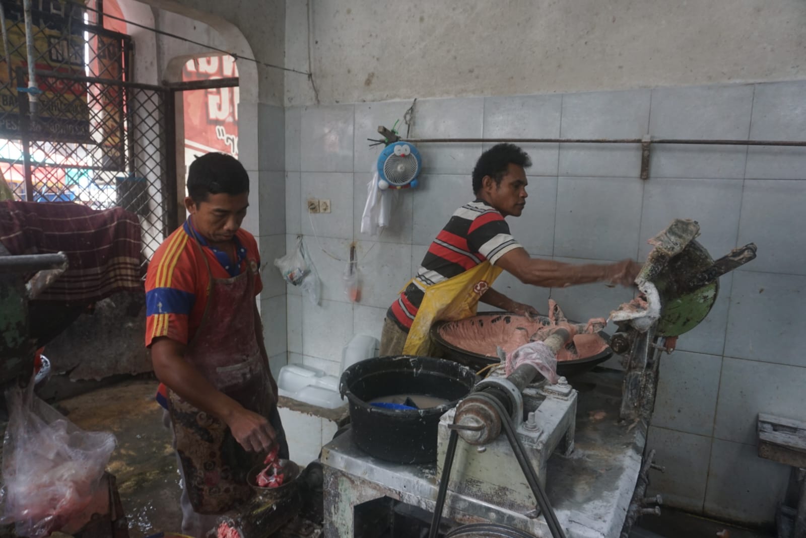 Proses penggilingan daging kurban di Pasar Gedhe Klaten, Kecamatan Klaten Tengah. (Angga Purenda/Radar Solo)