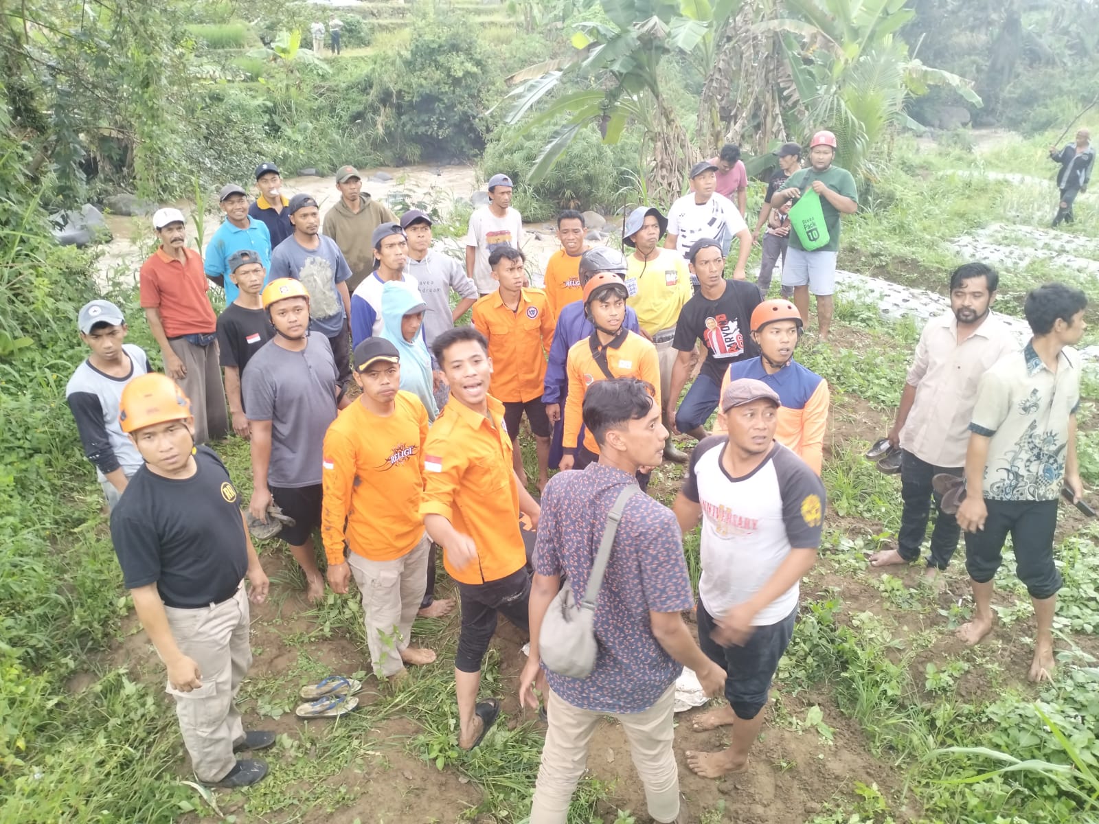 Evakuasi pelajar meninggal di Kali Samin, Tawangmangu, Karanganyar, Selasa (10/6/2025). (Rudi Hartono/Radar Solo)